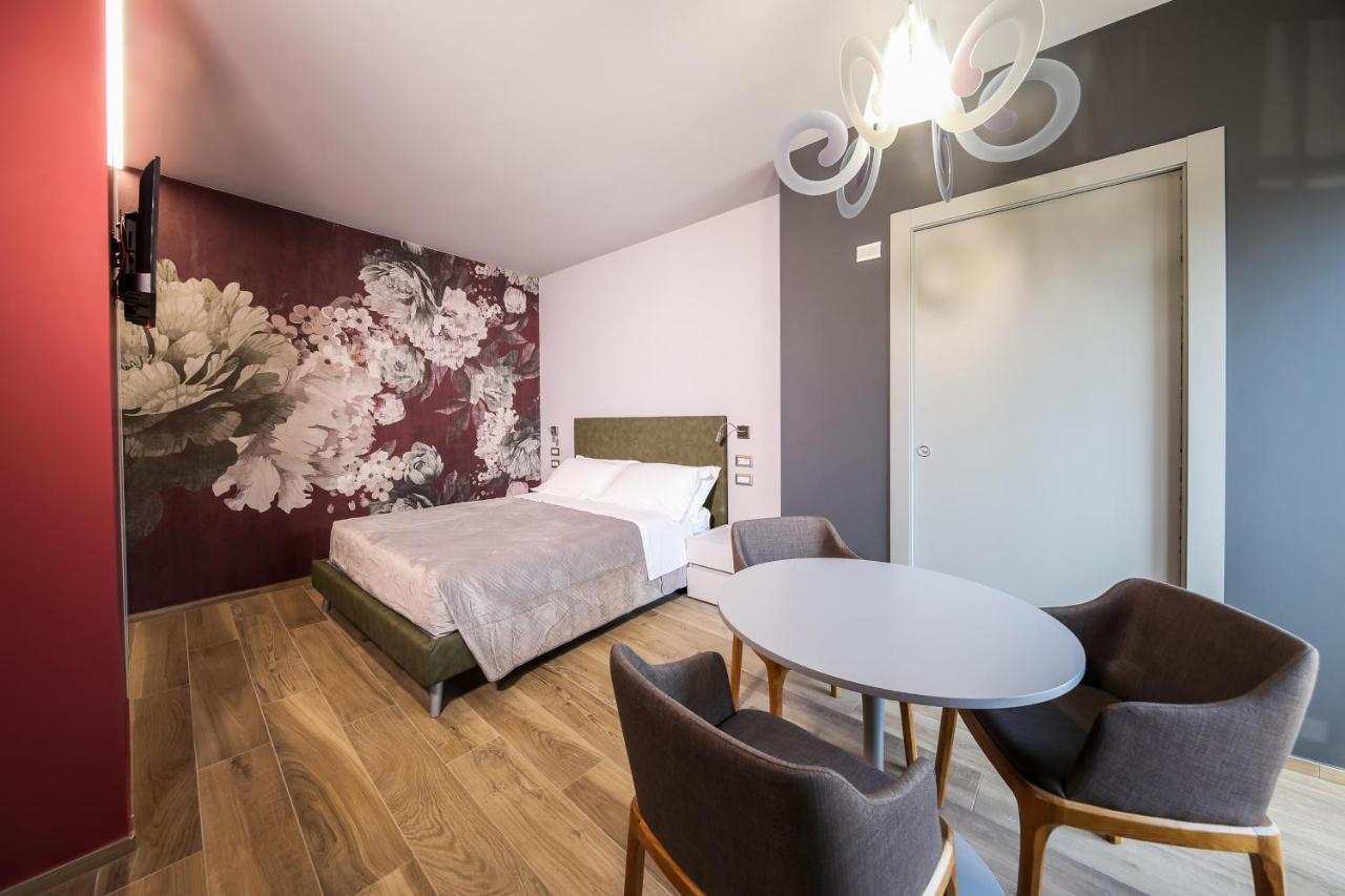 Vicolo Malavolta 7 Rooms And Suites Pedaso Luaran gambar